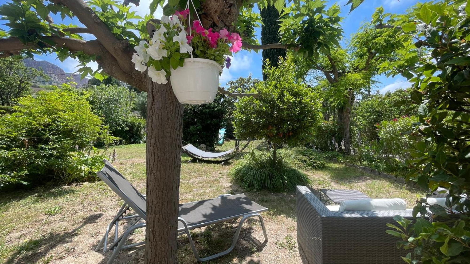 Large Private Garden, Quiet 2-Bedroom Apartment, Air Conditioning, Wifi, Parking Cassis Esterno foto